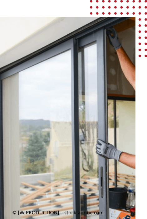 Mitarbeiter der A. Maurer GmbH baut Fenster ein