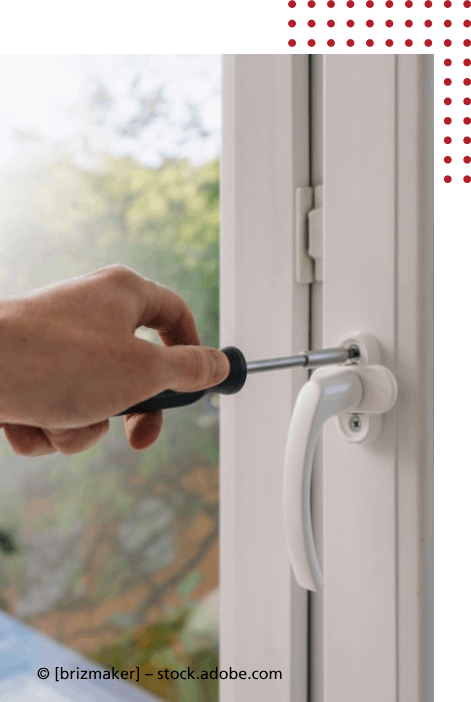 Mitarbeiter der A. Maurer GmbH schraubt an Fenster
