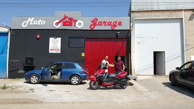 Garaje de motos con puerta roja, dos hombres, una moto roja, un coche azul y un edificio negro.