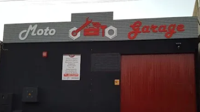 Fachada de tienda Moto Garage con puerta de garaje roja y cartel.