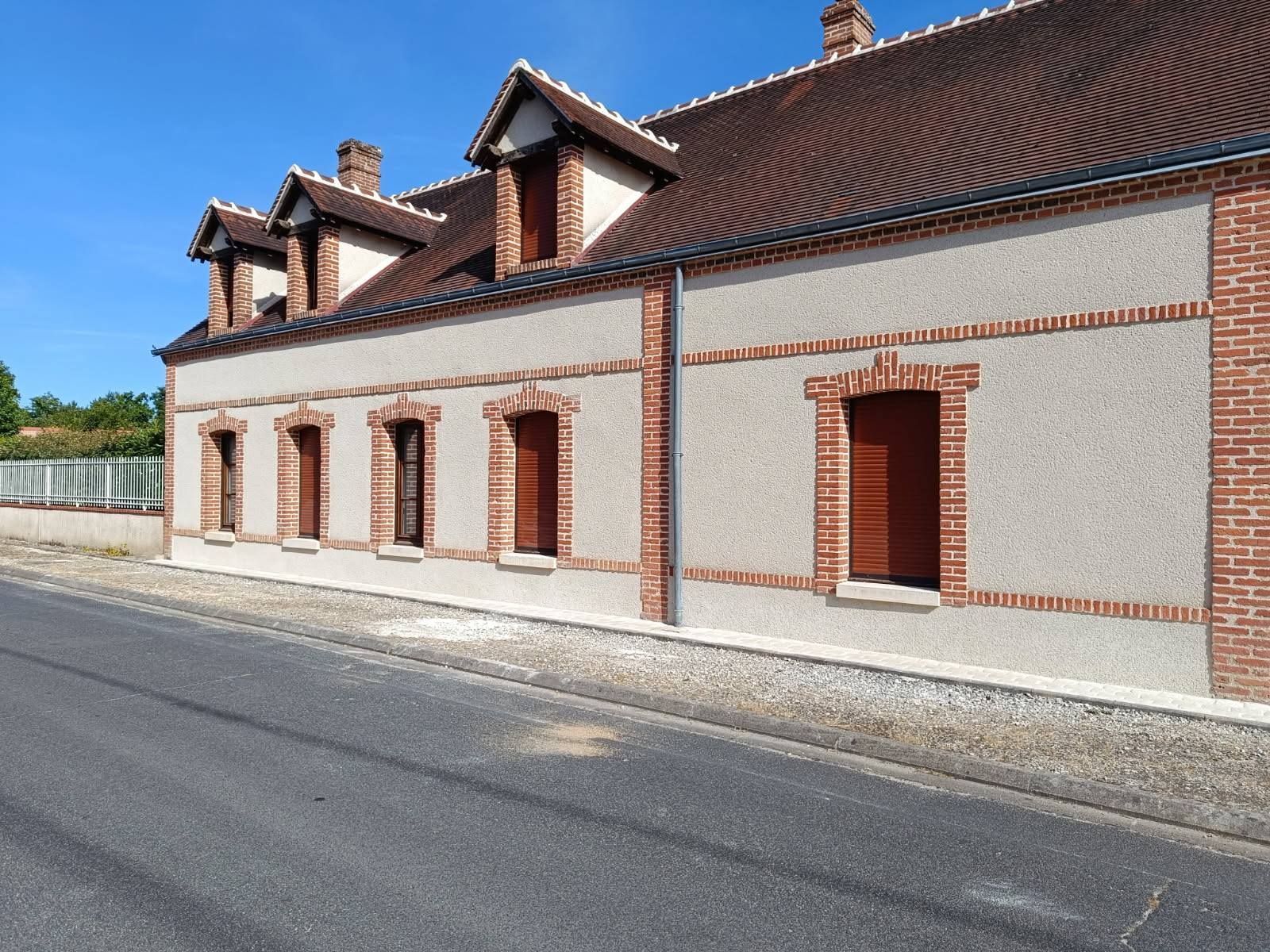 La façade d'une maison avec des fenêtres.