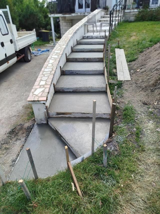 La construction d'un escalier extérieur gris.
