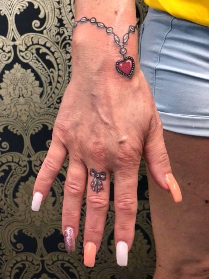 Fotogalerie ,,Tattoos neu'' von Tattoo V,