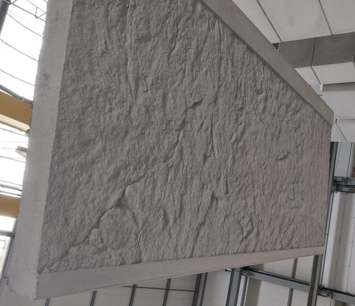 Un mur en béton matricé texturé avec du relief