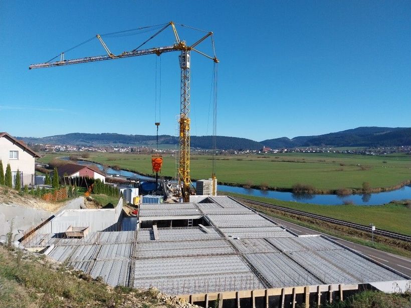 Montage de murs en béton avec une grue