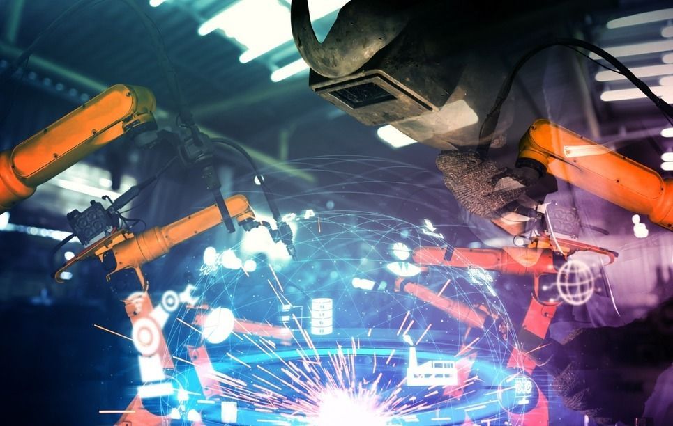 Un brazo robótico está soldando una pieza de metal en una fábrica.