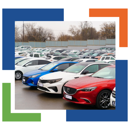 Una fila de coches están estacionados en un estacionamiento.