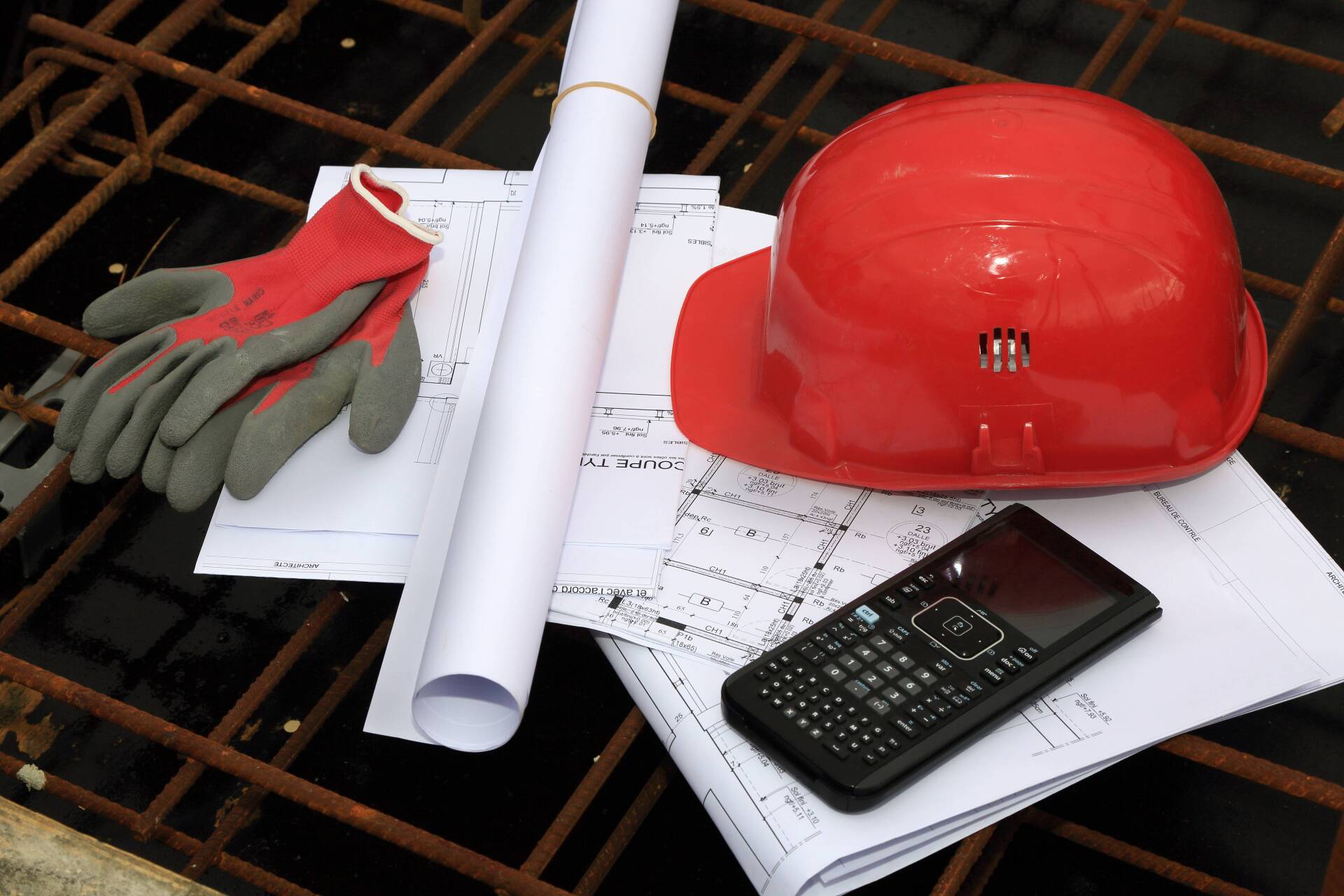 Casque et plans de chantier BTP