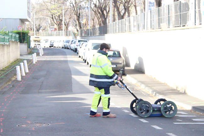 Un homme qui fait rouler une machine au sol