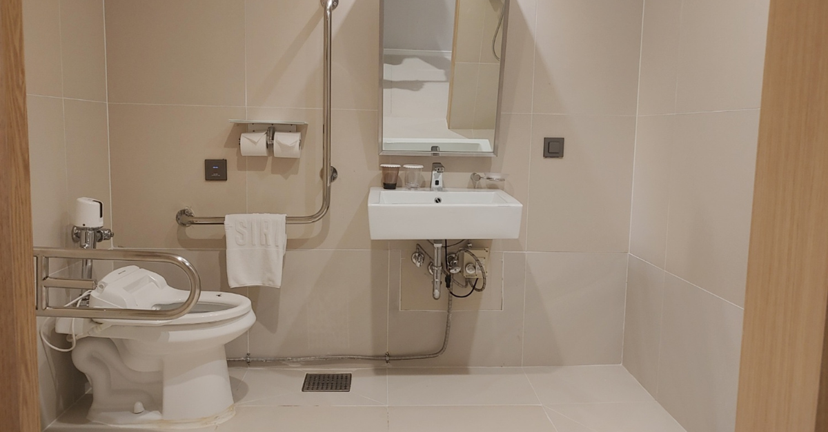 Une clé et un tuyau sont posés sur un plan