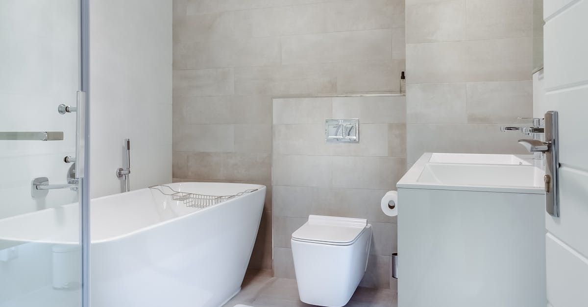 Une salle de bain avec baignoire, WC, lavabo et douche.