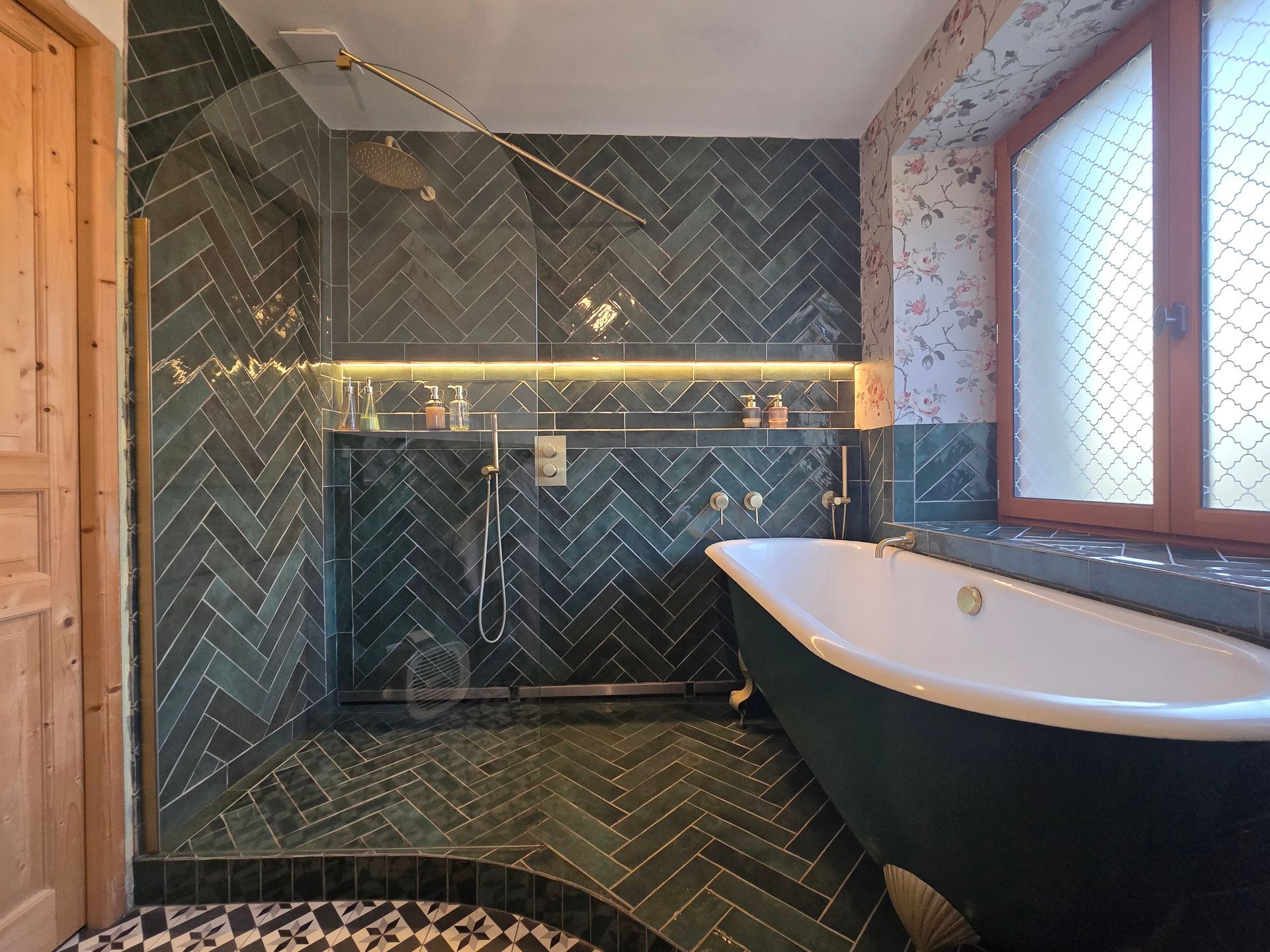 Une rangée de boîtes électriques rouges avec des fils qui en sortent sur un mur blanc.