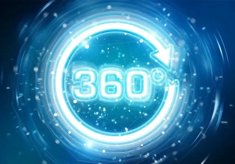 Ein leuchtender Kreis mit dem Wort „360 Grad“ darin auf blauem Hintergrund.
