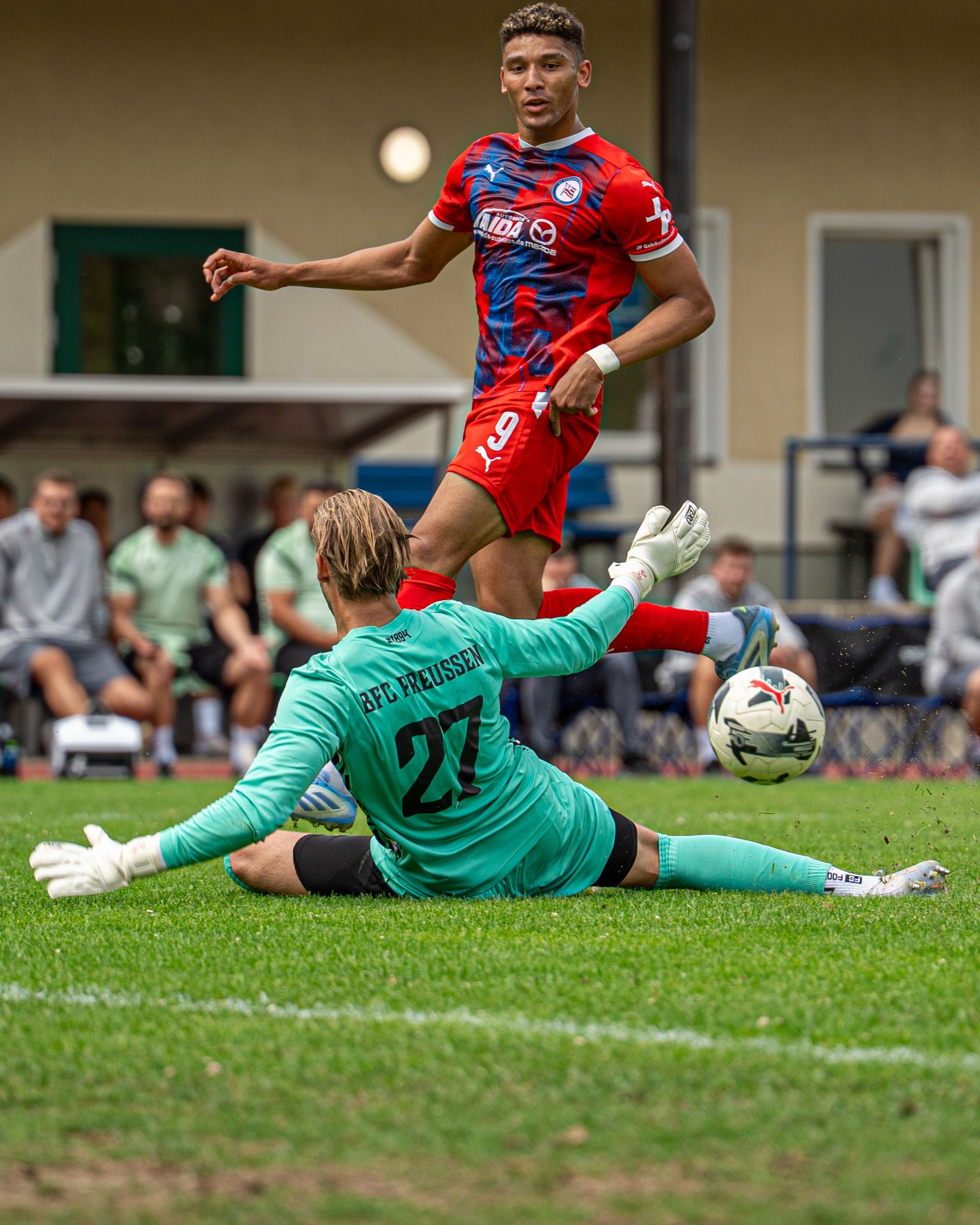 Ein Fußballspieler in Aktion