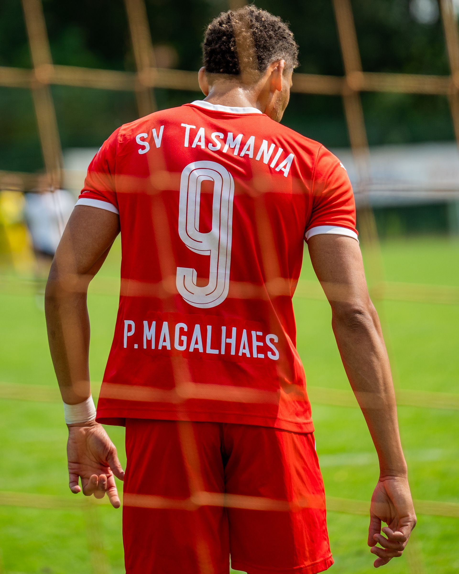 Fußballspieler im roten Trikot