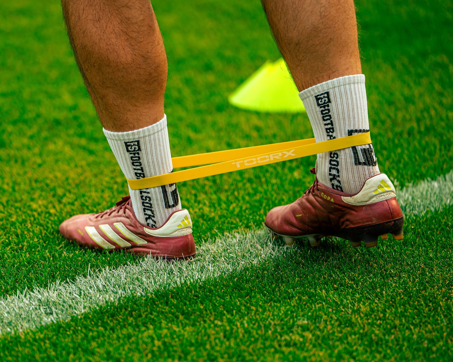 Die Beine eines Fußballspielers