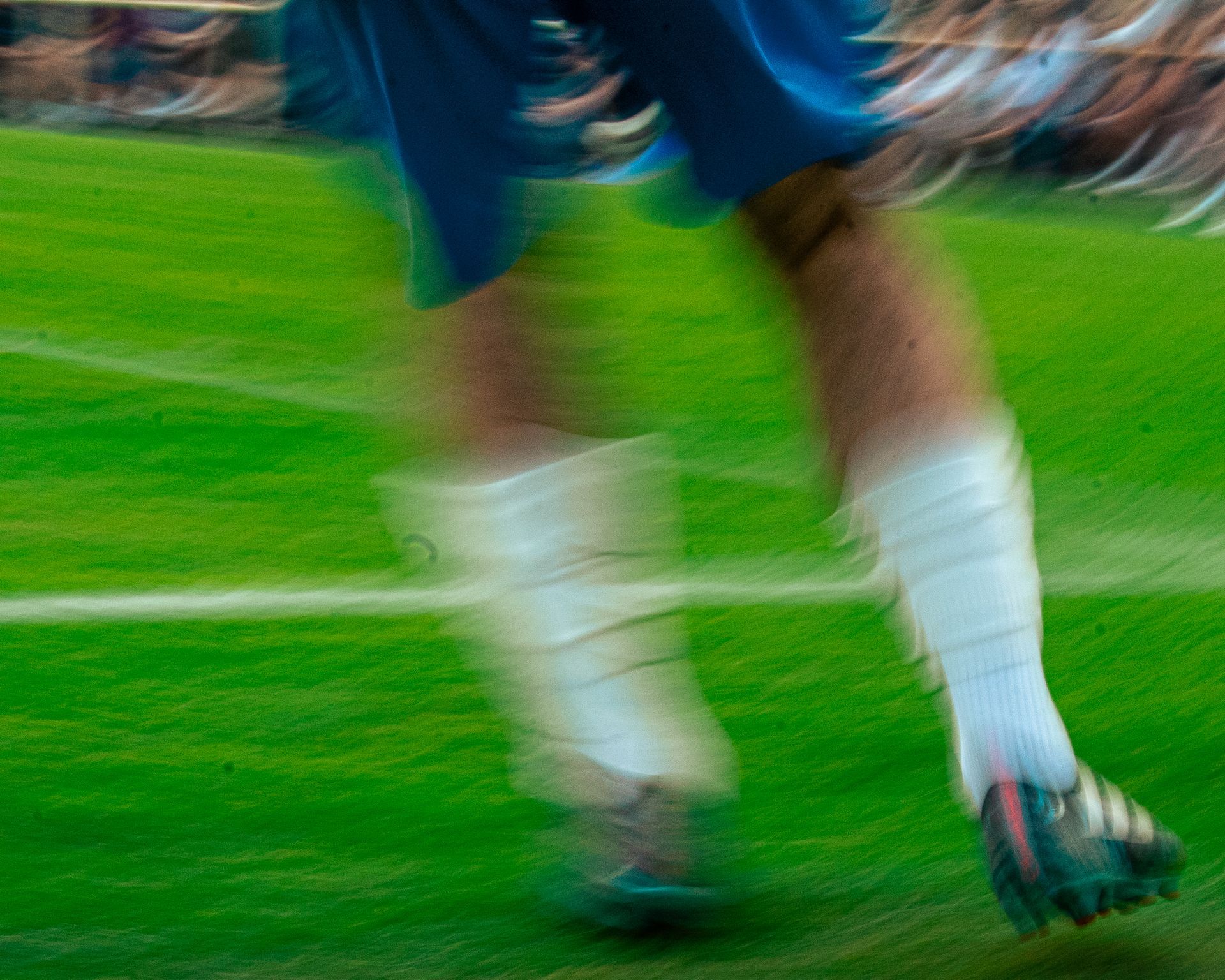 Verschwommene Beine eines Fußballspielers