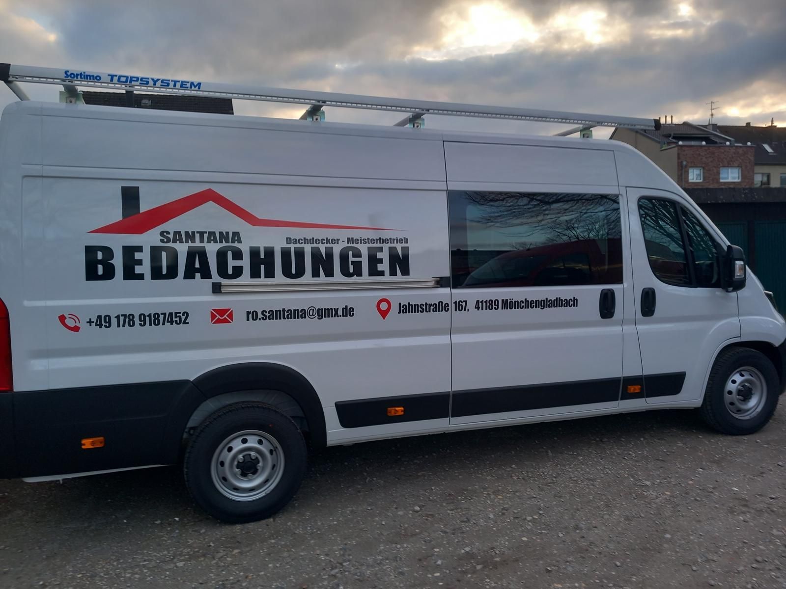 Das Dach eines Hauses hat ein kleines Fenster. Santana Bedachungen PROACTIVE