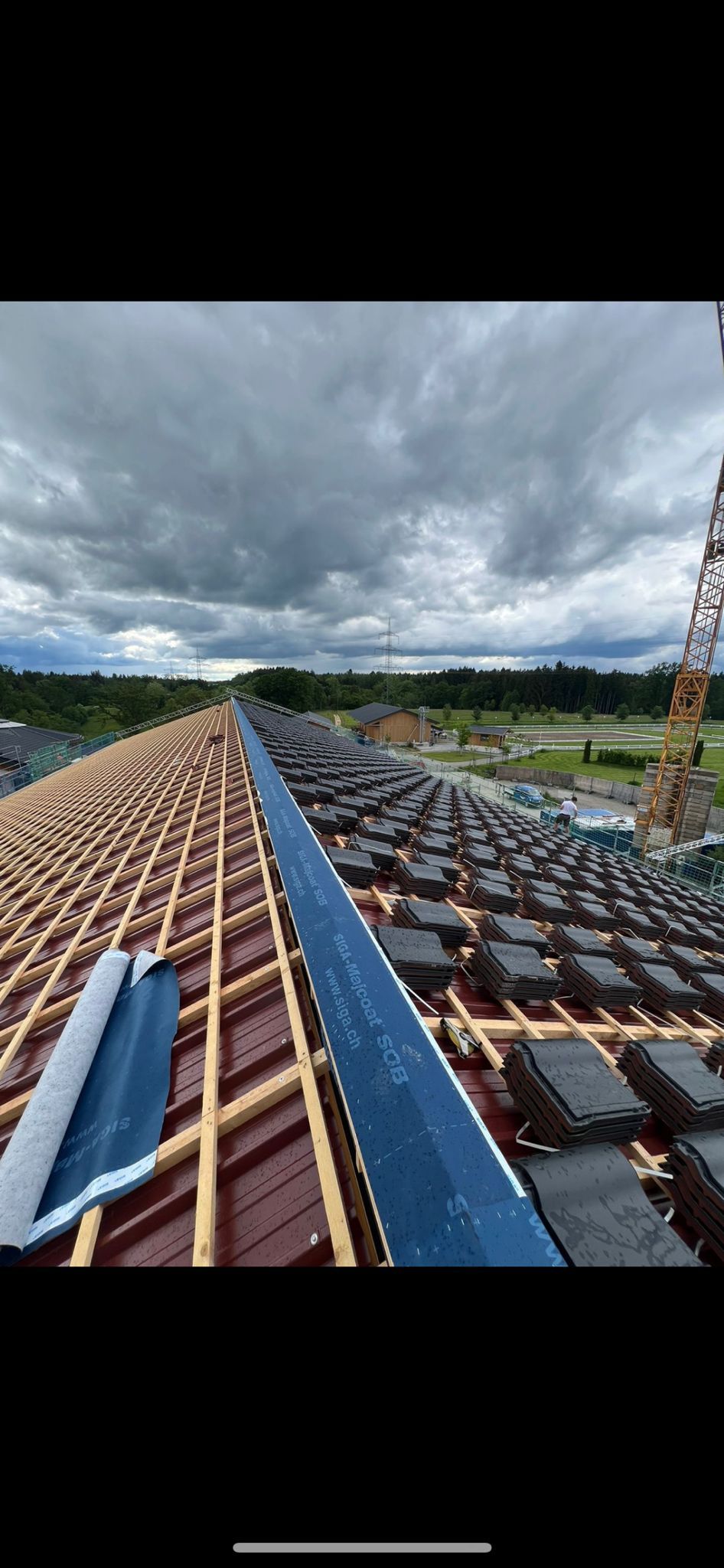 Ein Mann arbeitet mit einer Bohrmaschine auf einem Dach, Santana Bedachungen PROACTIVE