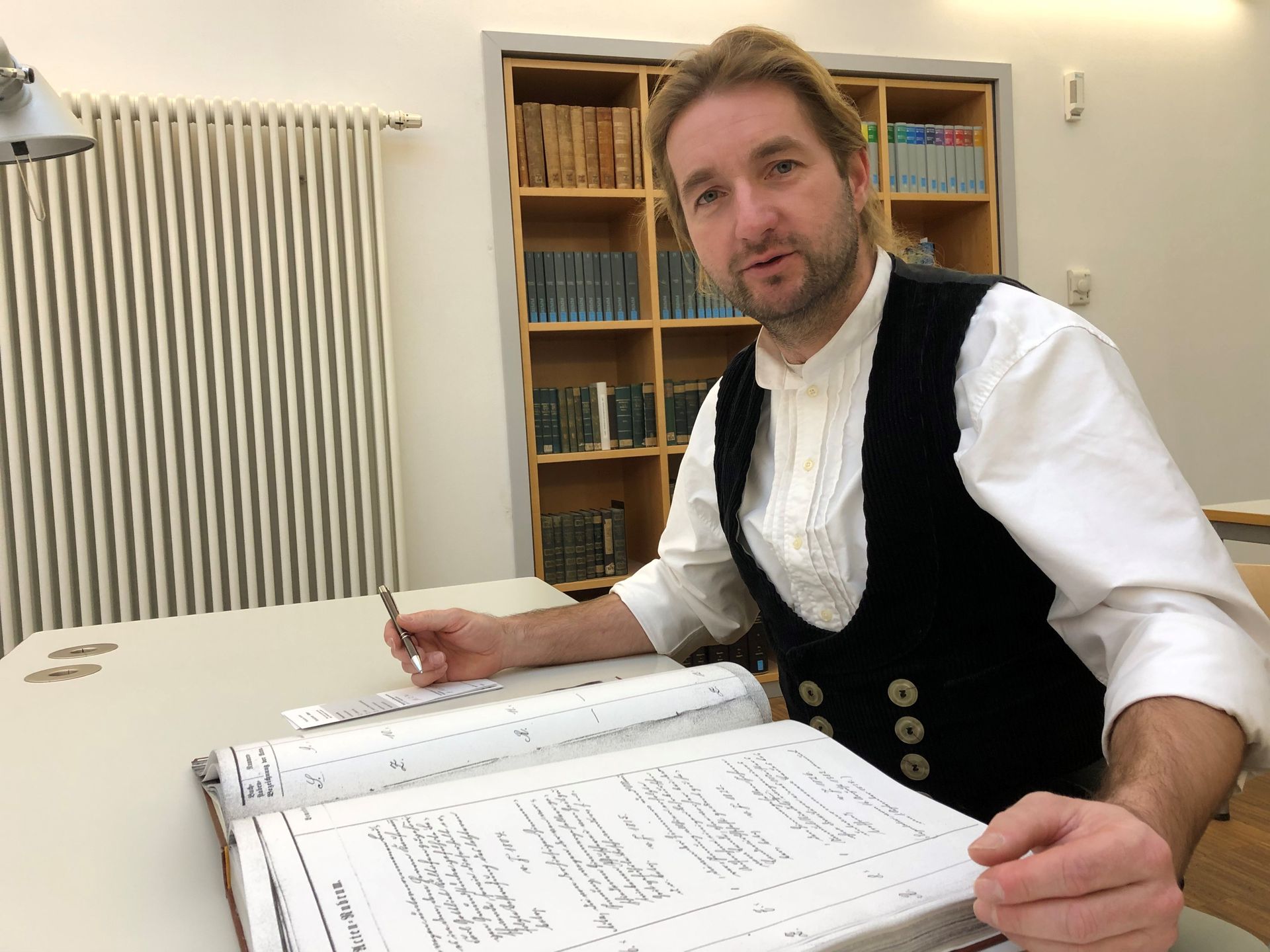 Holzterrasse mit Metallzaun als Begrenzung