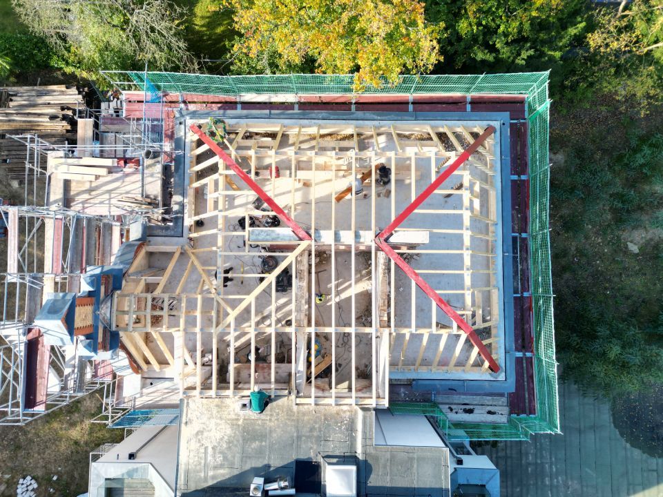 Innensicht eines Gebäudes mit verschiedenen Raumhöhen aus der Vogelperspektive