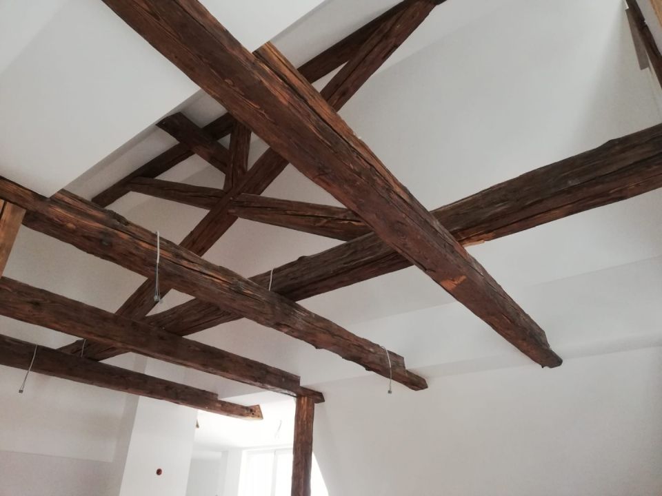 Historischer Sichtdachstuhl aus dunkelbraunem Holz