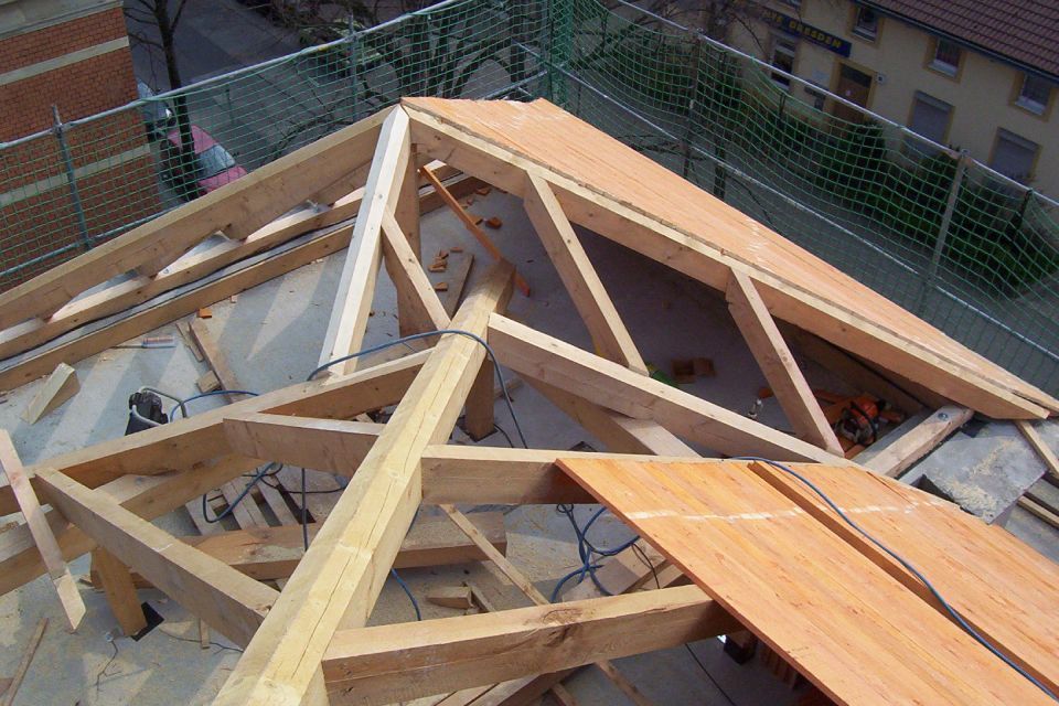 Entstehung eines Holzdachstuhls aus der Vogelperspektive