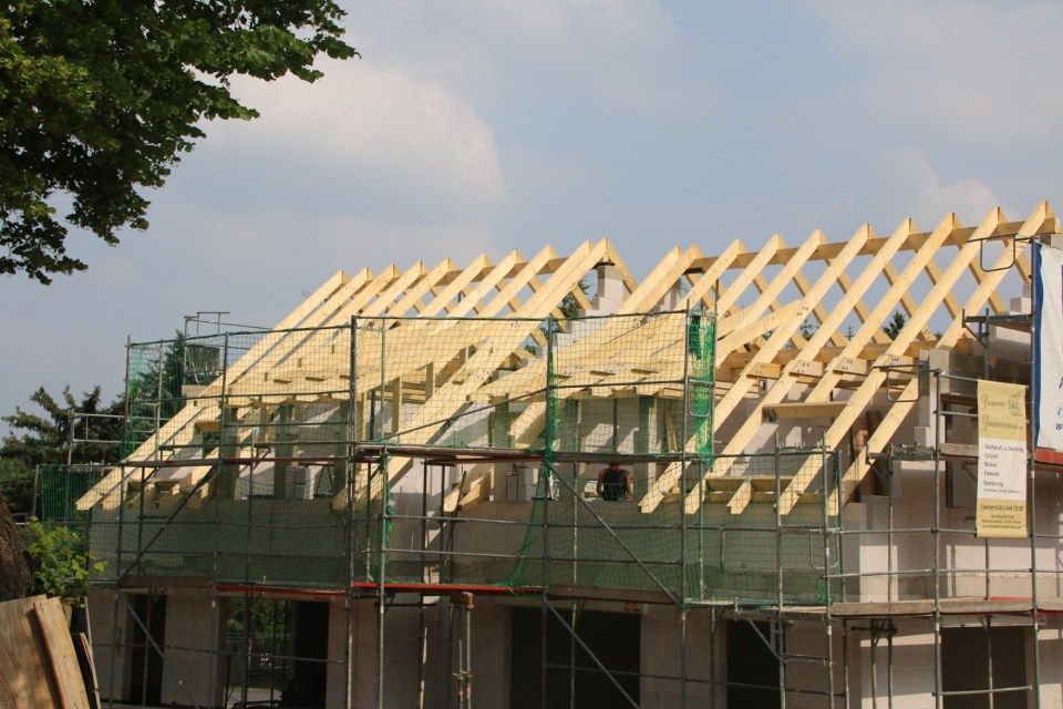 Dachstuhl aus Holz im Bauprozess
