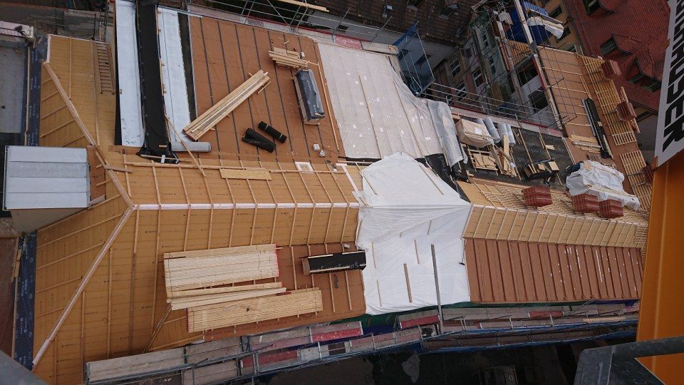 Dachneubau aus Holz aus der Vogelperspektive