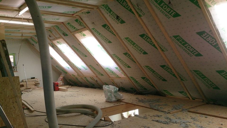Dämmungsarbeiten im Dachgeschoß