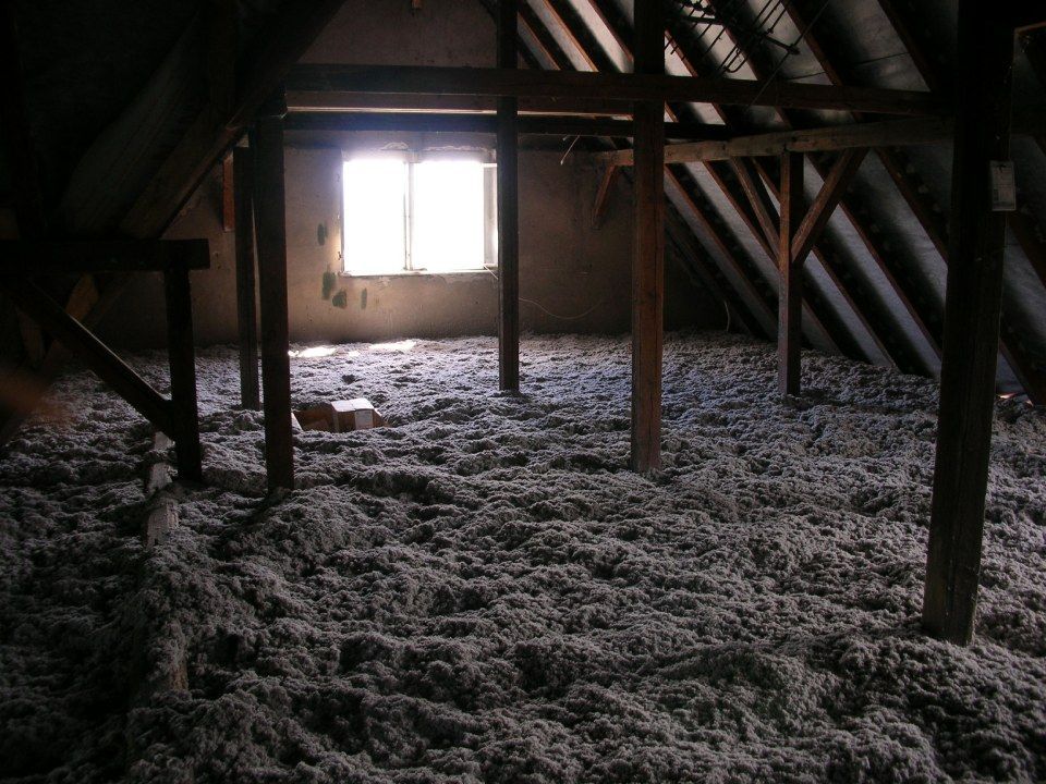 Zellulosedämmung offen aufgeblasen im Dachgeschoss