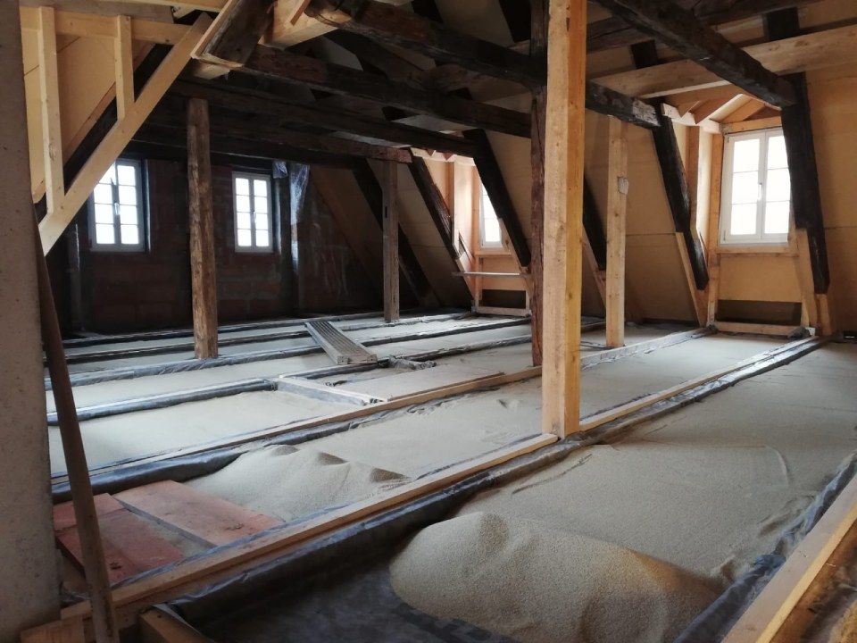 Dämmungsarbeiten im inneren Dachgeschoss