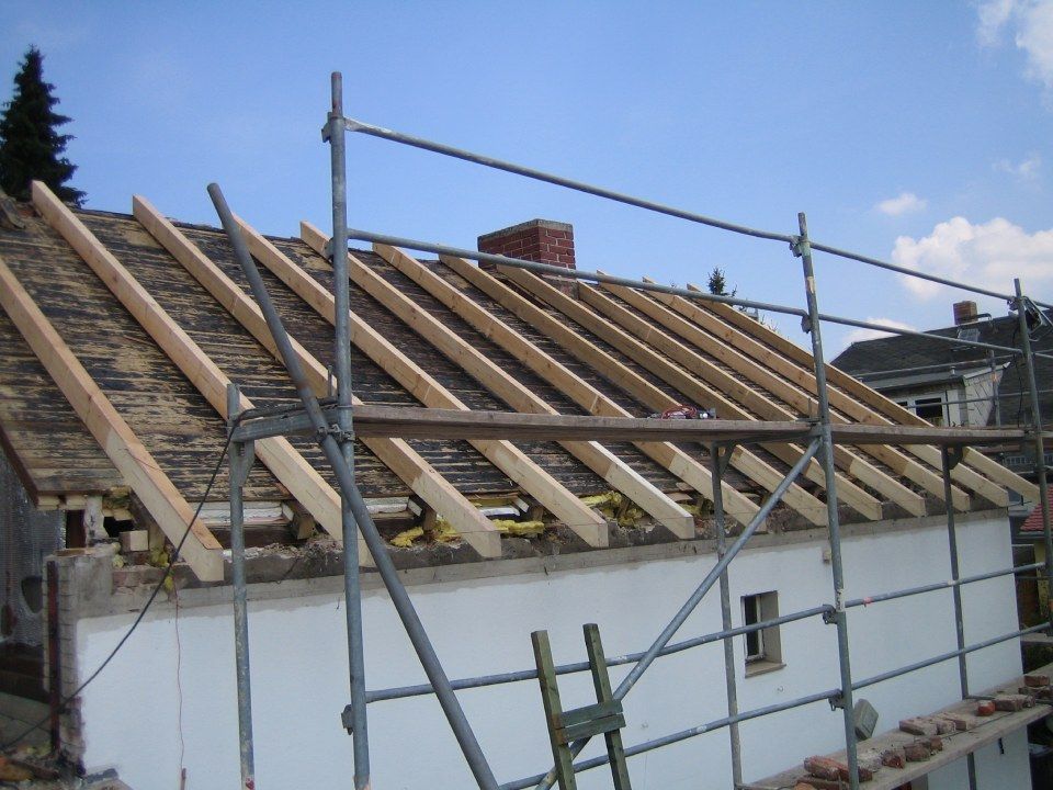 Dämmungsarbeiten am Dachstuhl außen