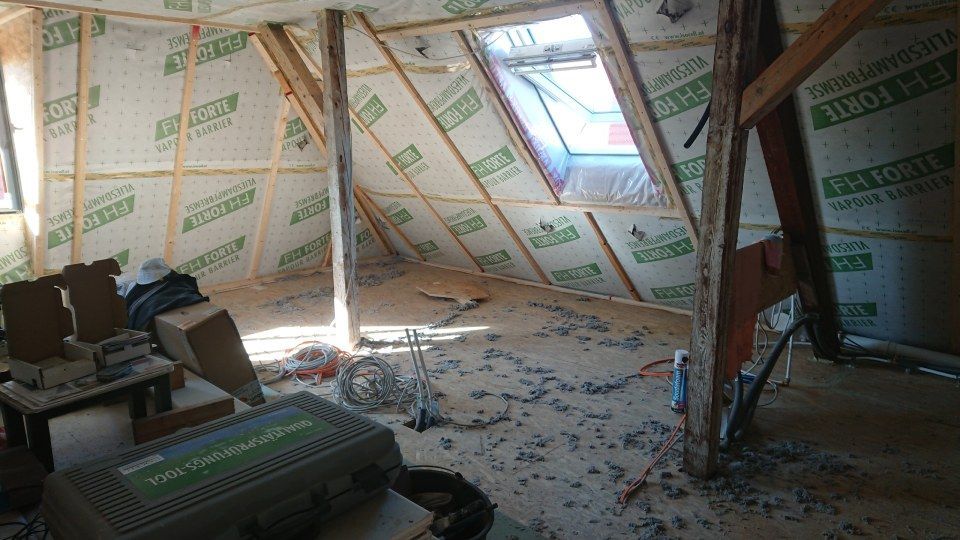 Arbeiten an Dachdämmung im Dachgeschoss