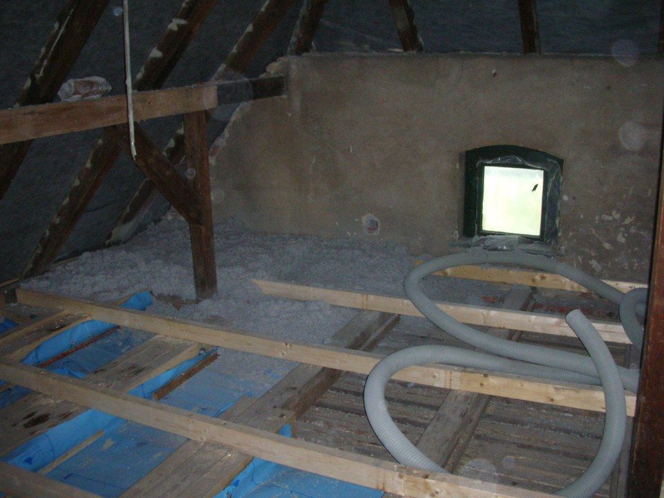 Arbeiten an Dachdämmung im Dachgeschoß