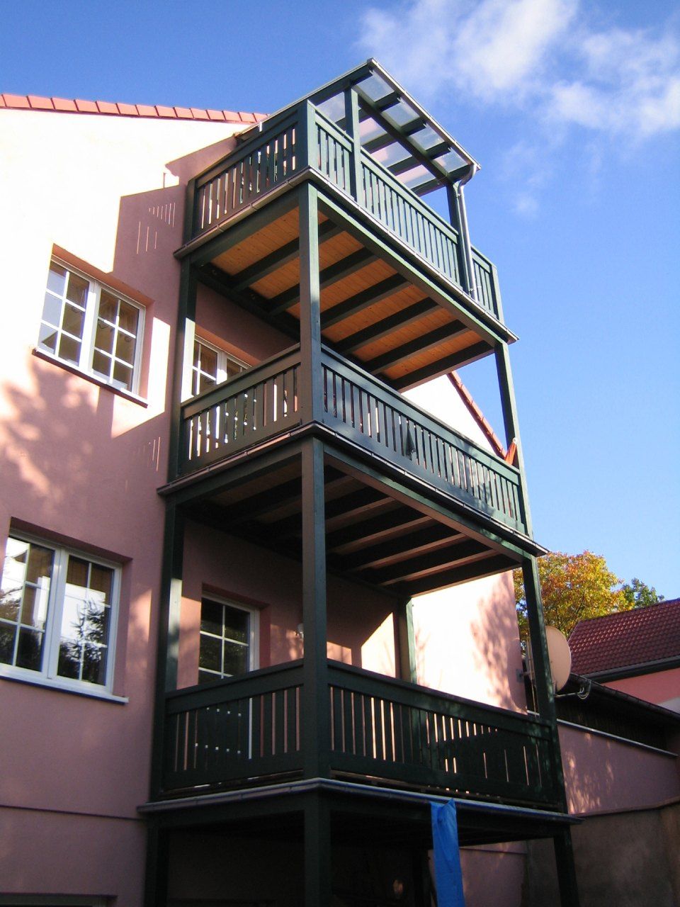 Neubau mit Balkon im Erdgeschoß, ersten und zweiten Stock