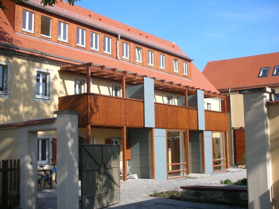 Holzbalkon im ersten Stock eines Neubaus