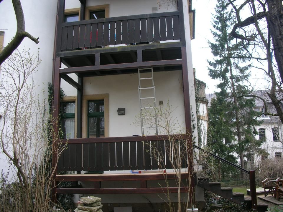 Balkon im Erdgeschoß und ersten Stock eines Neubaus