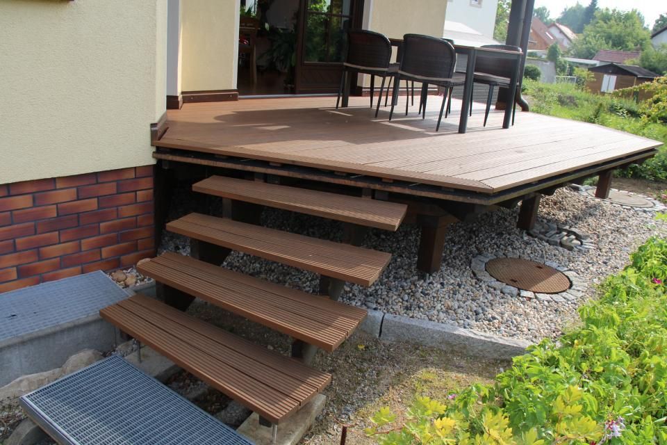Holzterrasse mit Stiegenzugang aus Holz