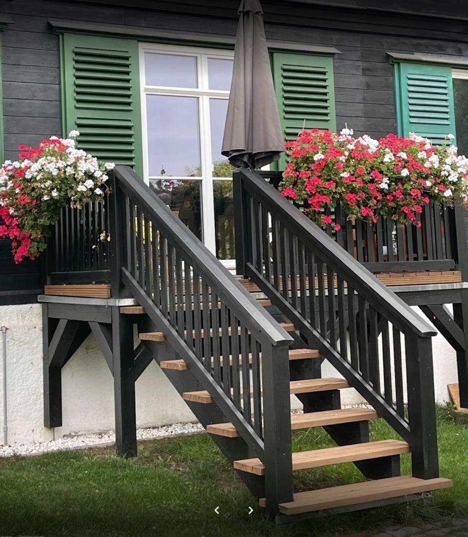 Holzterrasse mit Treppe in den Garten