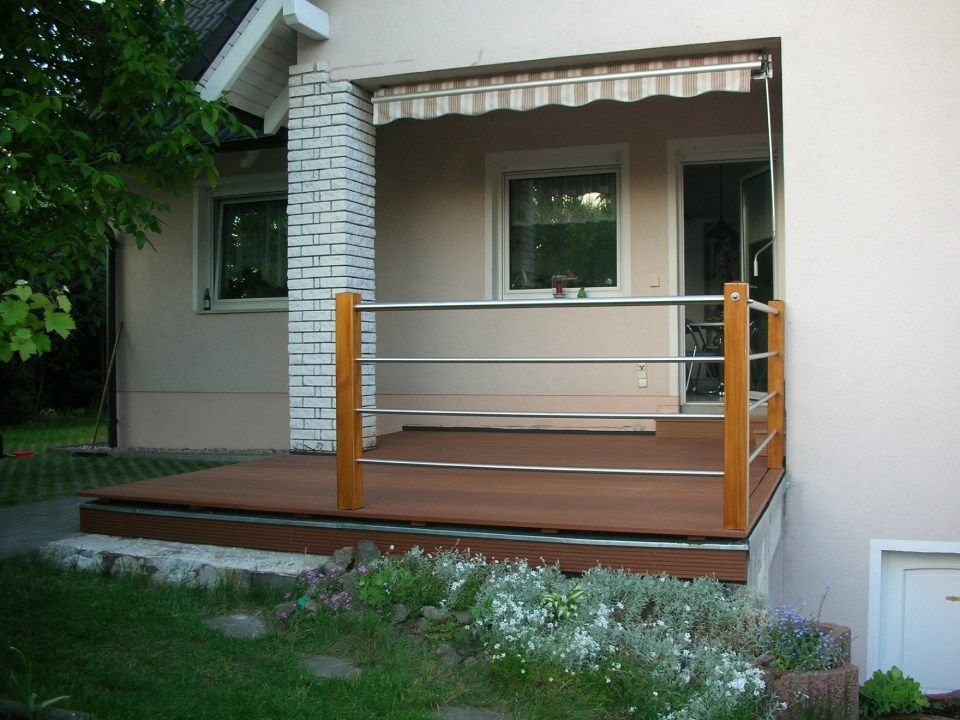 Terrasse eines ebenerdigen Hauses mit offener Fläche zum Garten