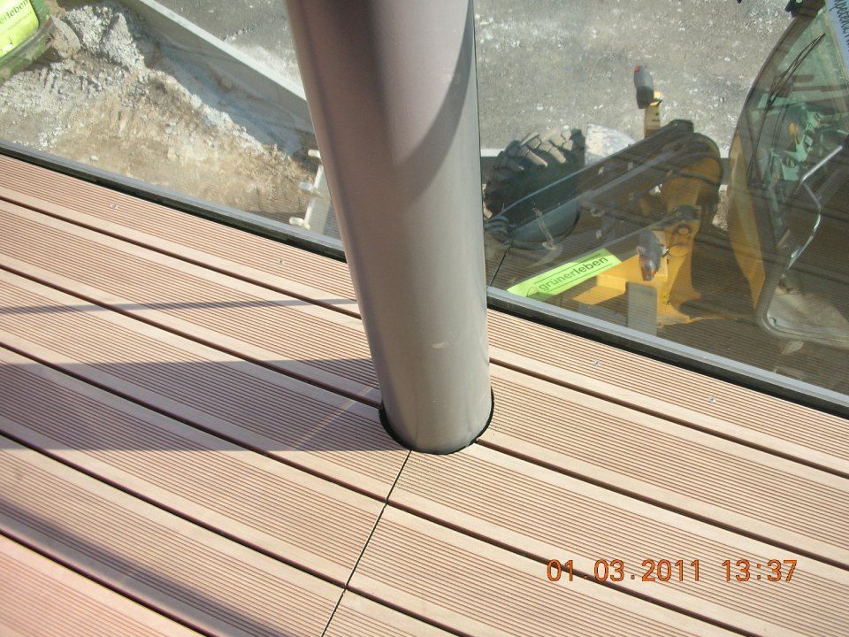 Säulenanschluss auf einer Holzterrasse