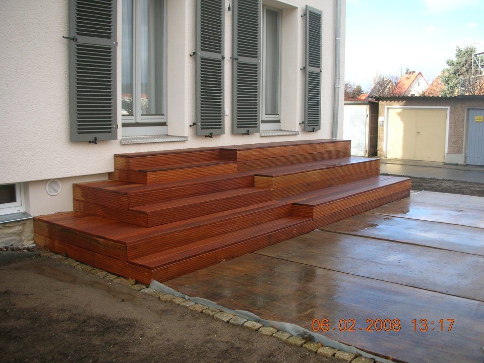 Terrasse mit Treppe zur Terrassentür