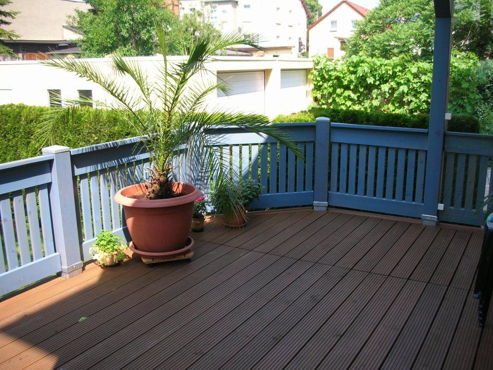 Große Holzterrasse mit blauer Brüstung