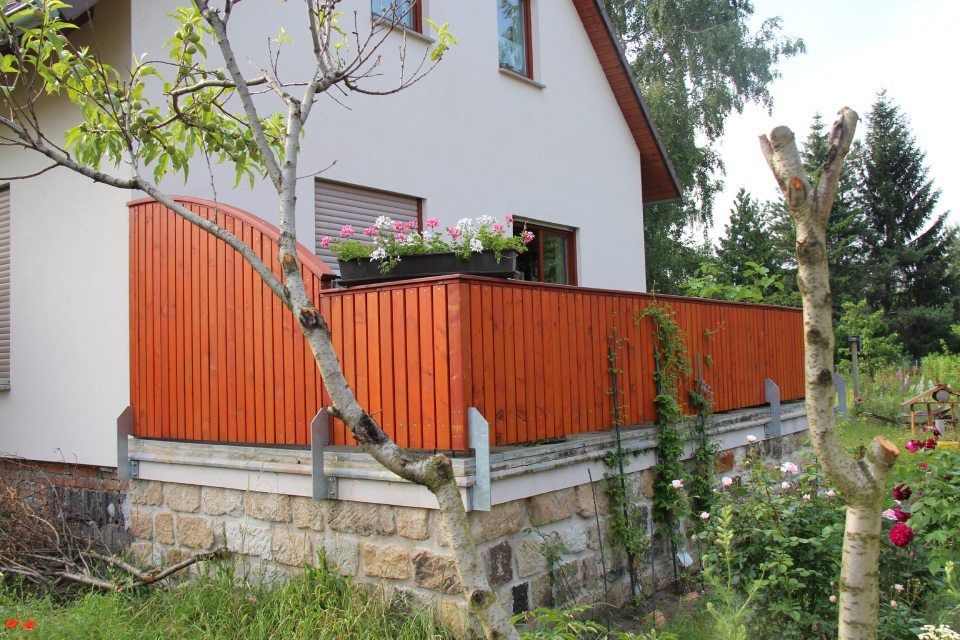 Einfamilienhaus mit Gartenzaun