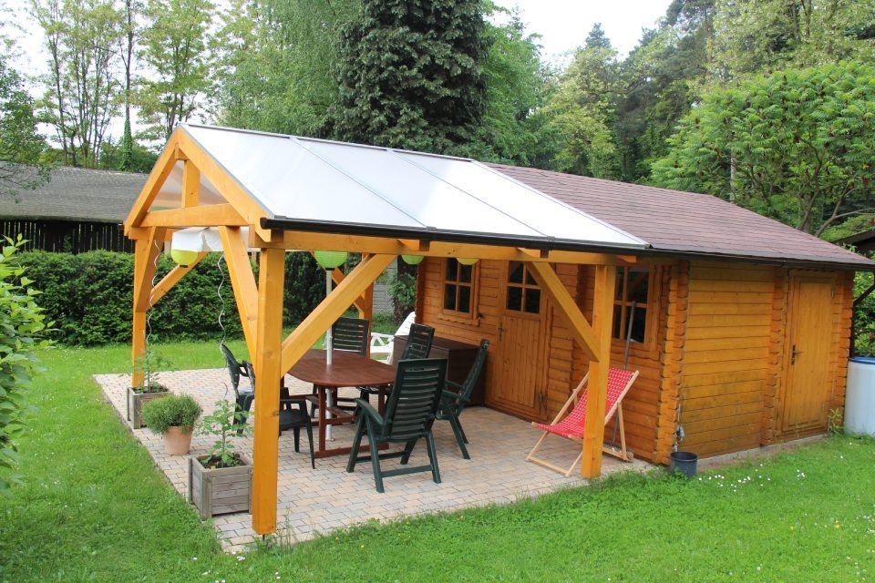 Gartenhaus mit Vordach aus Holz