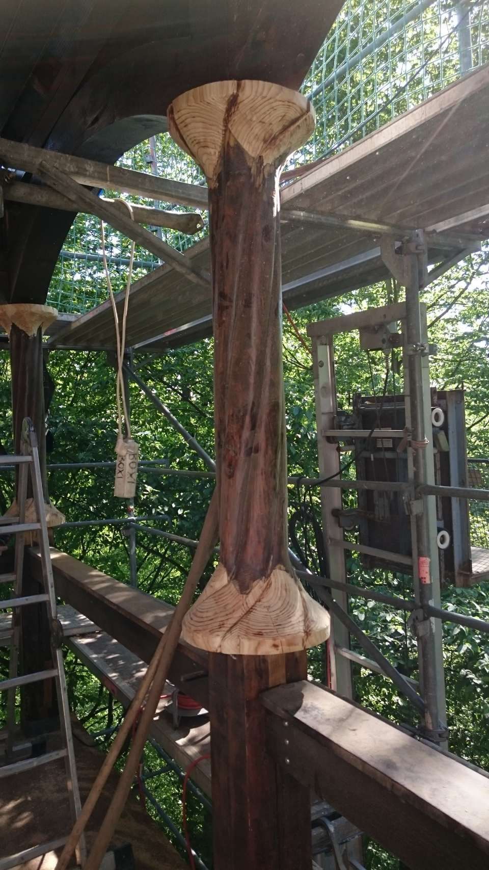 Holzstütze mit Seilschlag und Elefantenfuß