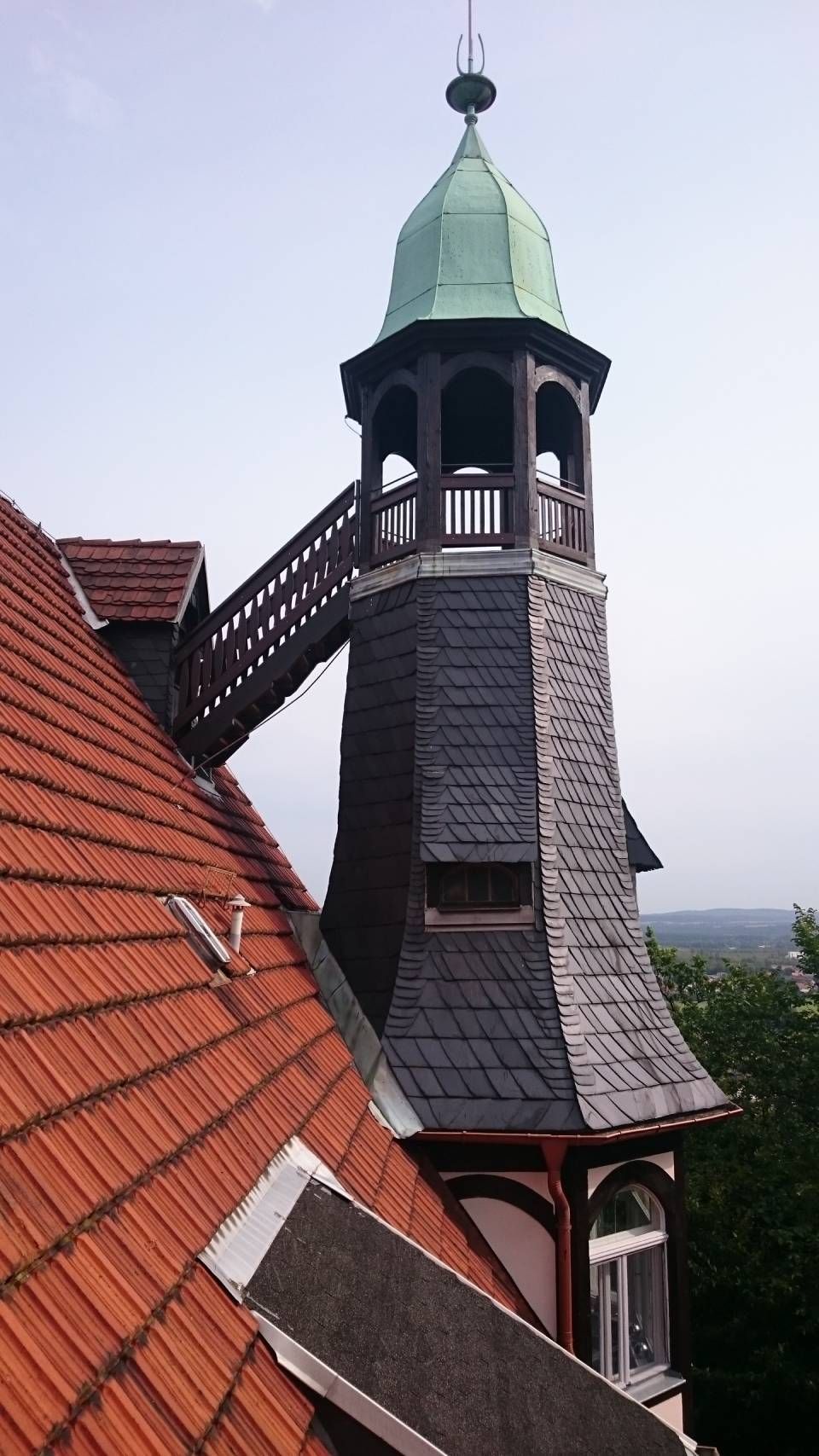Ansicht eines Daches inklusive Turm eines denkmalgeschützten Gebäudes