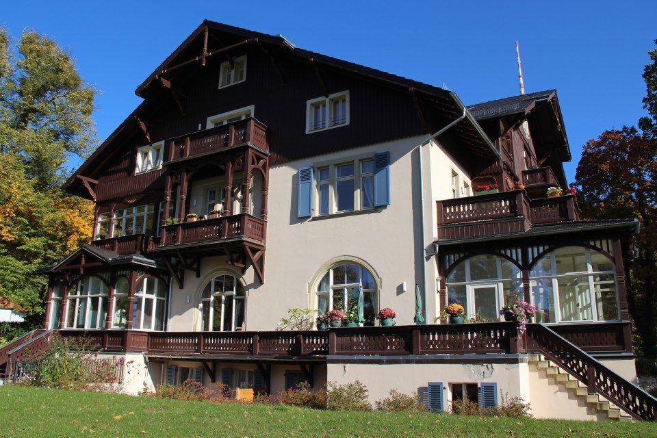 Denkmalgeschütztes Haus mit Holzbalkonen
