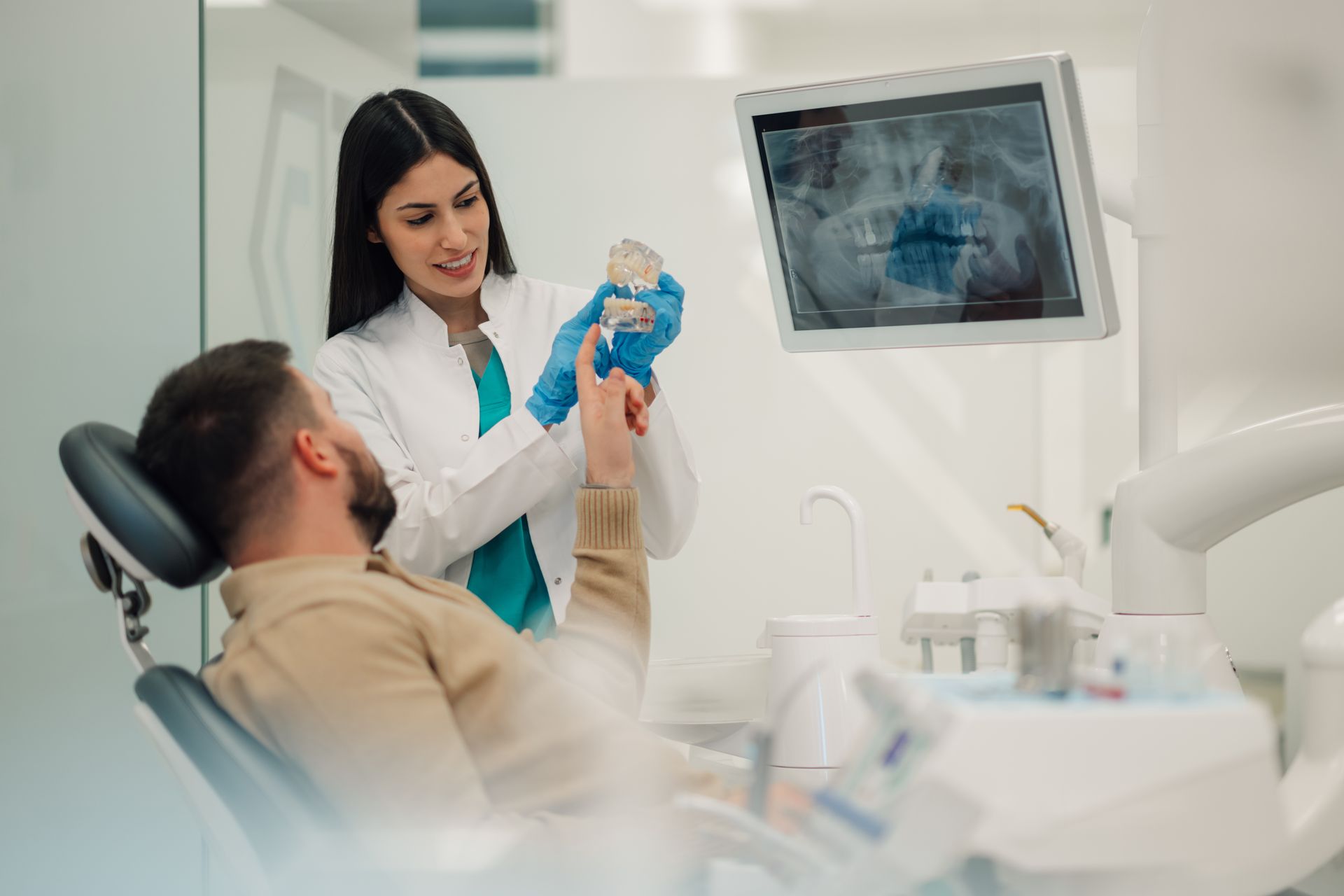 Un médecin observe les résultats de la radio des dents d'un patient